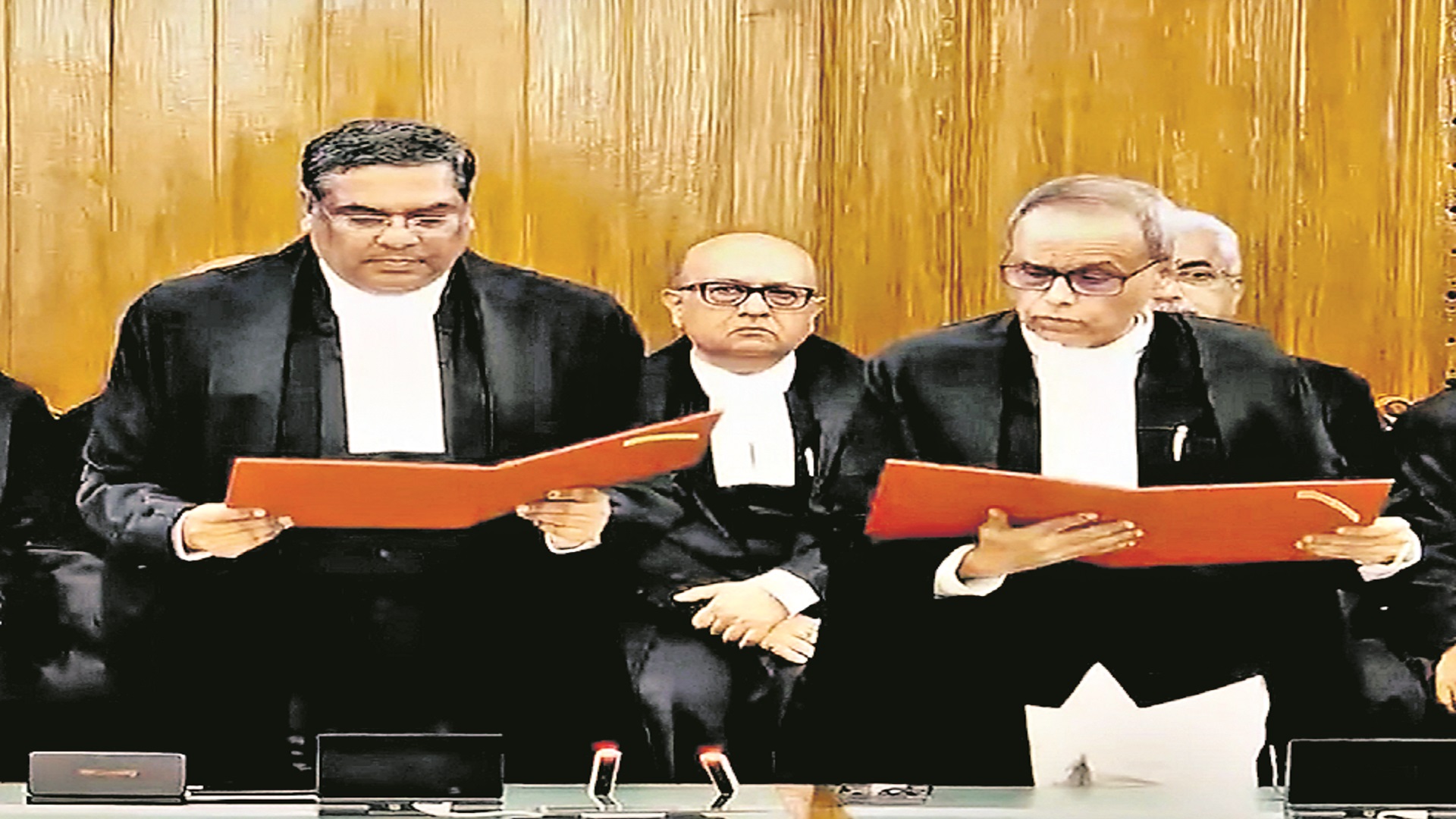 జస్టిస్‌ జోయ్‌మల్యా ప్రమాణం