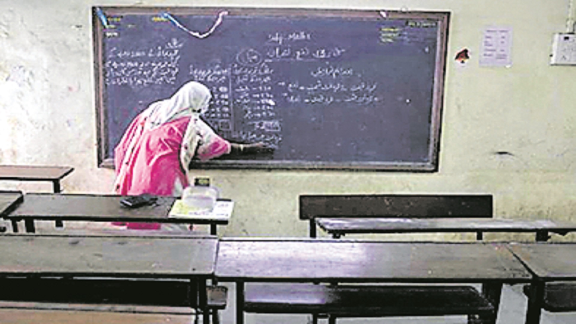 దేశవ్యాప్తంగా విద్యార్థుల్లేని పాఠశాలలు 8,000