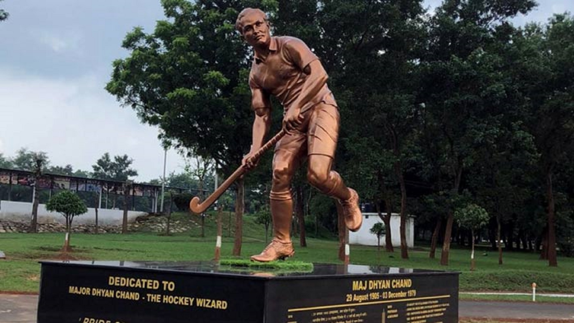 ధ్యాన్‌చంద్‌ స్థానంలో అర్జున