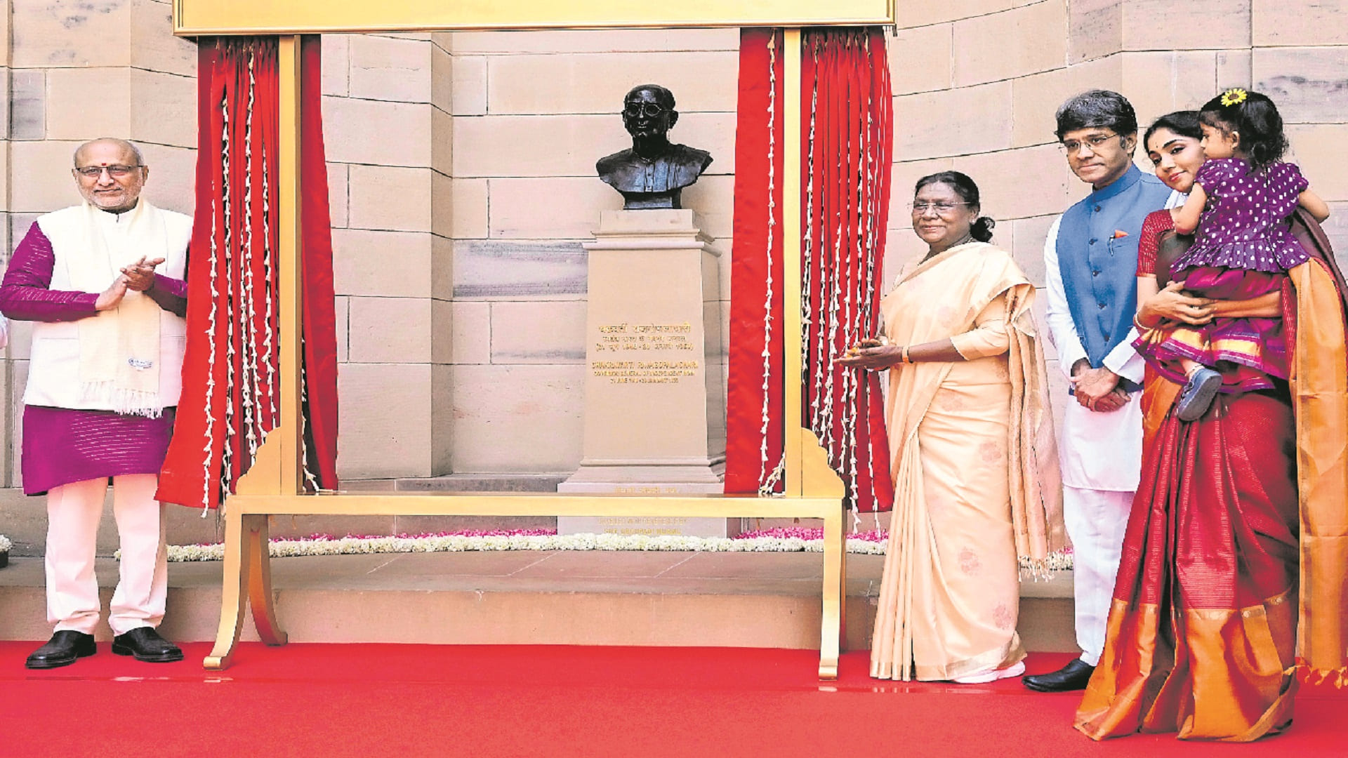 రాష్ట్రపతి భవన్‌లో రాజగోపాలాచారి విగ్రహం