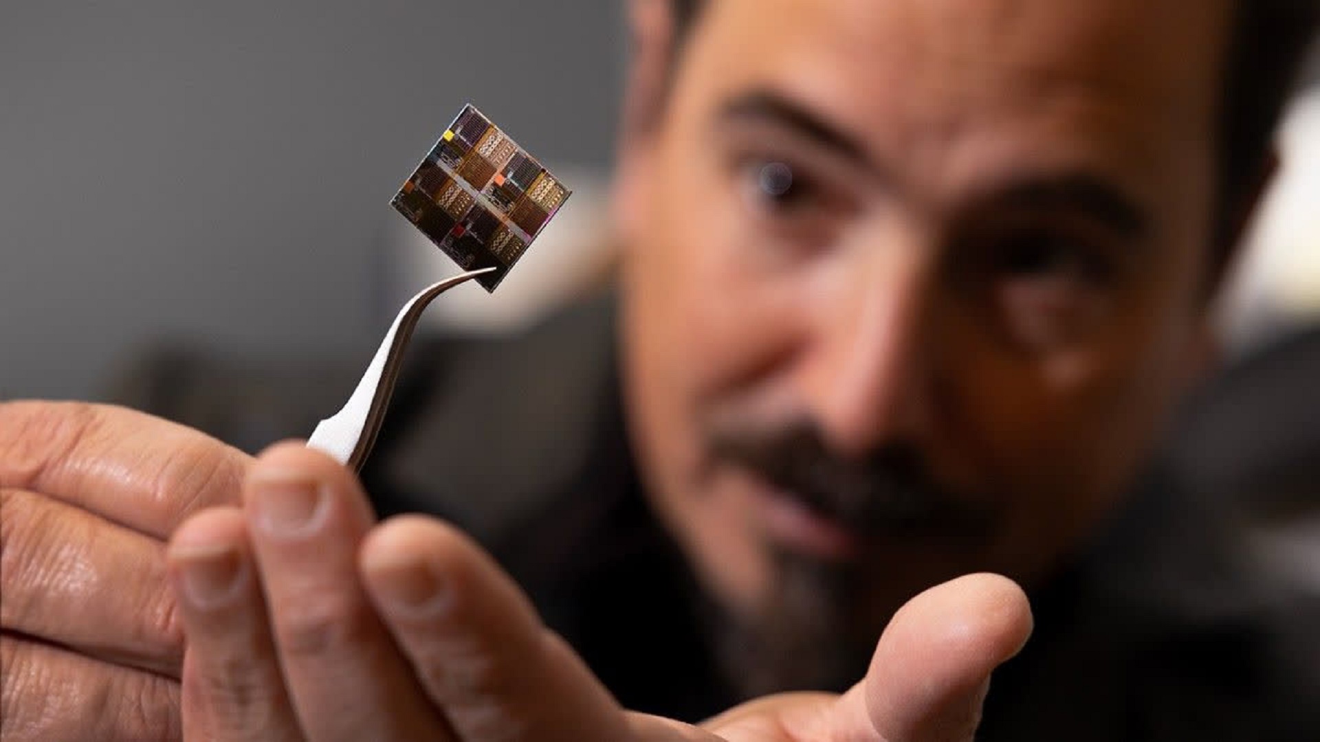 Smallest walking robot